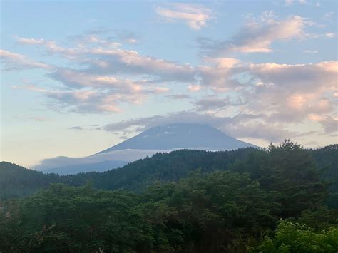 Tōkaidō no Fuji: Vuoren majesteettisuuden ja ihmisyyden olemassaolon kaunis symbioosi!